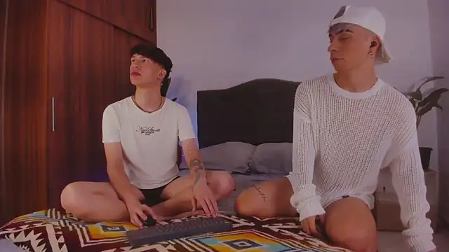 Snapshot of 2gays_1Str8 chatting on December 28, 9:51 pm 2gays 1Str8 online show from December 28, 9:51 pm