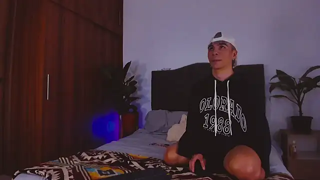 Snapshot of 2gays_1Str8 chatting on January 5, 1:35 am 2gays 1Str8 online show from January 5, 1:35 am