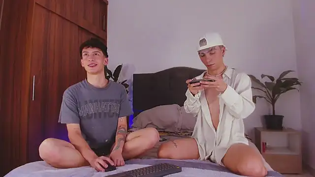 Snapshot of 2gays_1Str8 chatting on January 23, 2:02 am 2gays 1Str8 online show from January 23, 2:02 am