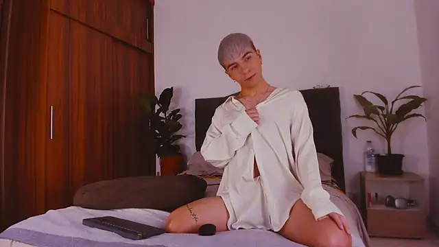 Snapshot of 2gays_1Str8 chatting on January 31, 7:51 pm 2gays 1Str8 online show from January 31, 7:51 pm