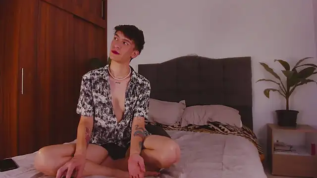 Snapshot of 2gays_1Str8 chatting on February 4, 9:20 pm 2gays 1Str8 online show from February 4, 9:20 pm