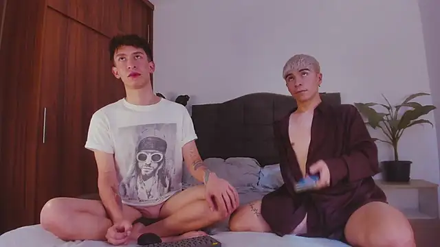 Snapshot of 2gays_1Str8 chatting on February 22, 8:42 pm 2gays 1Str8 online show from February 22, 8:42 pm