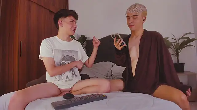 Snapshot of 2gays_1Str8 chatting on February 23, 2:51 am 2gays 1Str8 online show from February 23, 2:51 am