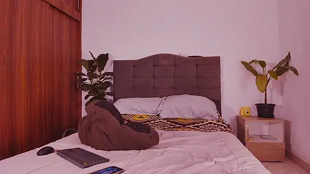 Snapshot of 2gays_1Str8 chatting on October 22, 7:35 pm 2gays 1Str8 online show from October 22, 7:35 pm