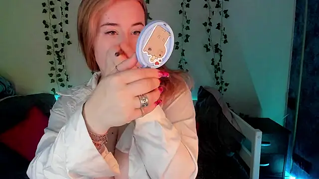 Emily Gin online show from February 15, 2:15 am