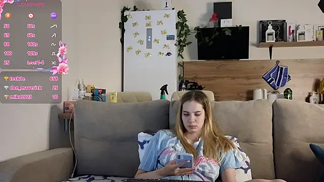 Snapshot of Girl_alone_home chatting on March 2, 4:39 am Girl alone home online show from March 2, 4:39 am