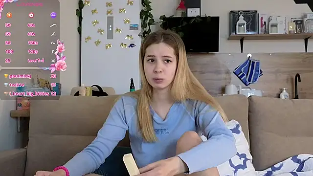 Snapshot of Girl_alone_home chatting on March 5, 6:33 am Girl alone home online show from March 5, 6:33 am