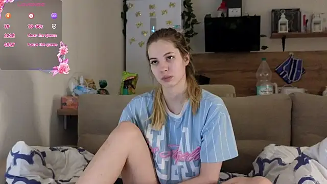 Snapshot of Girl_alone_home chatting on March 9, 1:46 am Girl alone home online show from March 9, 1:46 am