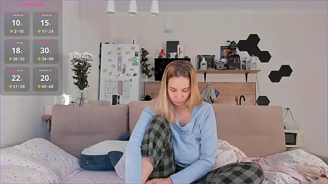 Snapshot of Girl_alone_home chatting on October 3, 3:47 am Girl alone home online show from October 3, 3:47 am