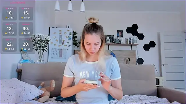 Snapshot of Girl_alone_home chatting on October 10, 7:07 am Girl alone home online show from October 10, 7:07 am