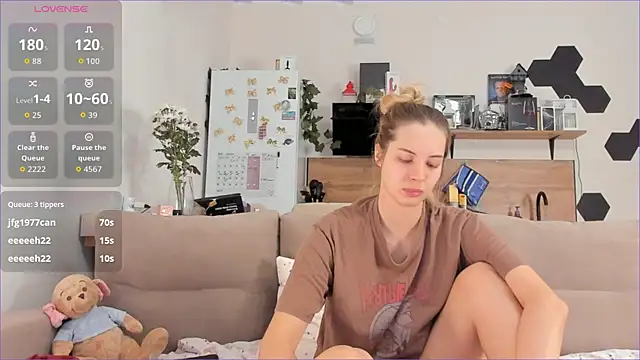 Snapshot of Girl_alone_home chatting on October 25, 4:09 am Girl alone home online show from October 25, 4:09 am