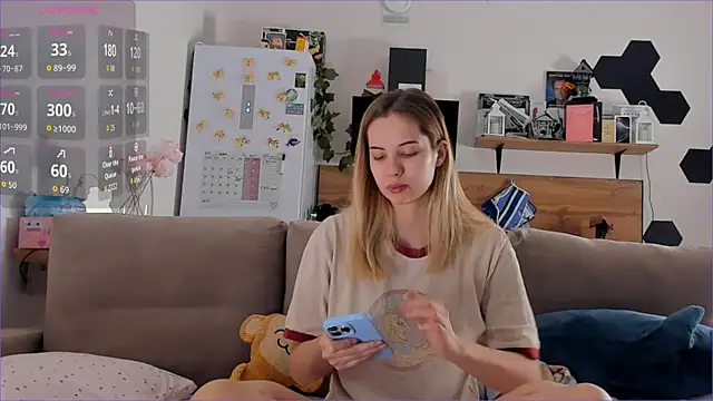 Snapshot of Girl_alone_home chatting on November 27, 3:52 am Girl alone home online show from November 27, 3:52 am