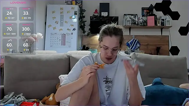 Snapshot of Girl_alone_home chatting on December 1, 5:01 am Girl alone home online show from December 1, 5:01 am