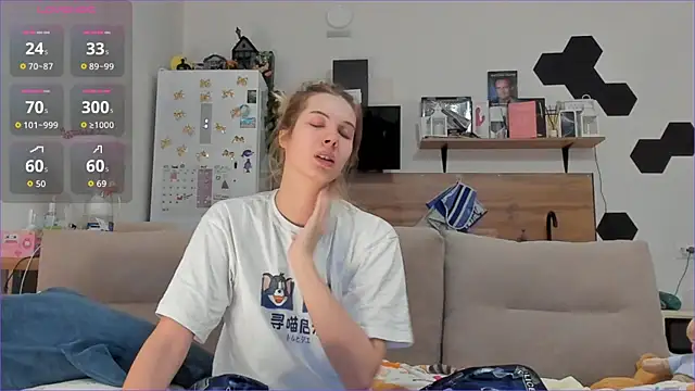 Snapshot of Girl_alone_home chatting on December 19, 3:08 pm Girl alone home online show from December 19, 3:08 pm