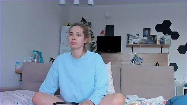 Snapshot of Girl_alone_home chatting on May 14, 3:35 am Girl alone home online show from May 14, 3:35 am