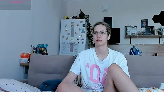 Snapshot of Girl_alone_home chatting on May 22, 3:57 am Girl alone home online show from May 22, 3:57 am