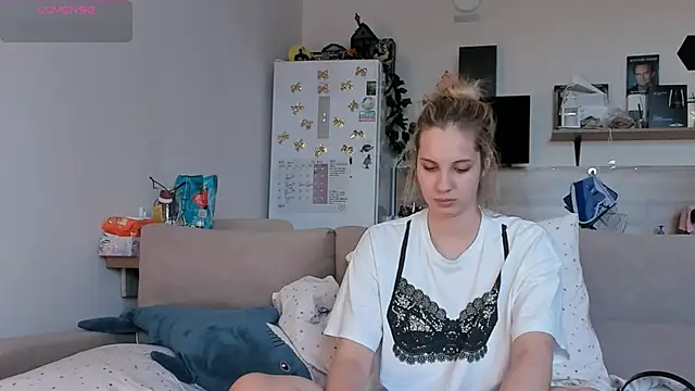 Snapshot of Girl_alone_home chatting on May 25, 2:23 pm Girl alone home online show from May 25, 2:23 pm