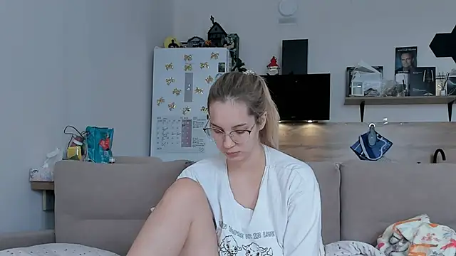 Snapshot of Girl_alone_home chatting on May 30, 4:53 am Girl alone home online show from May 30, 4:53 am