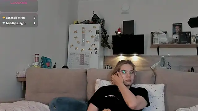 Snapshot of Girl_alone_home chatting on June 5, 4:08 am Girl alone home online show from June 5, 4:08 am