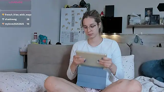Snapshot of Girl_alone_home chatting on June 5, 6:52 am Girl alone home online show from June 5, 6:52 am