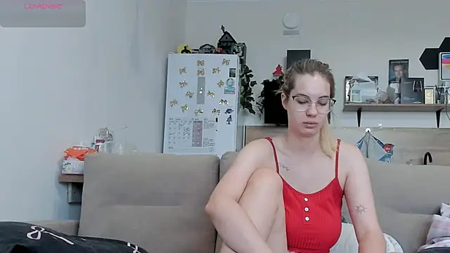 Snapshot of Girl_alone_home chatting on June 18, 3:40 am Girl alone home online show from June 18, 3:40 am