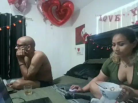 Snapshot of MrAndMrsCrook chatting on February 17, 7:53 pm MrAndMrsCrook online show from February 17, 7:53 pm