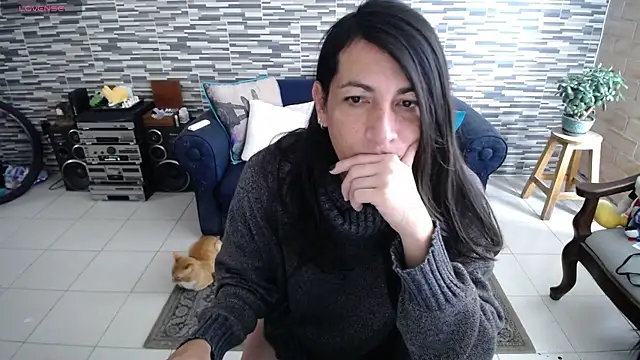 VioletaGomezCo online show from May 15, 1:18 pm
