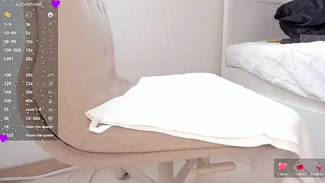 laura-hills18 online show from October 1, 12:22 pm