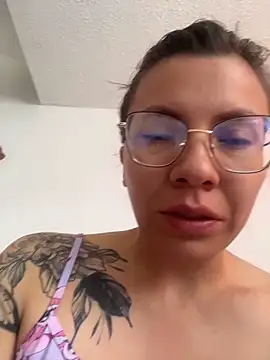 Snapshot of karlamorris_ chatting on May 3, 1:06 pm karlamorris online show from May 3, 1:06 pm