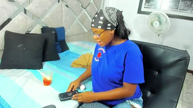 EvaxEmma online show from April 24, 1:24 pm