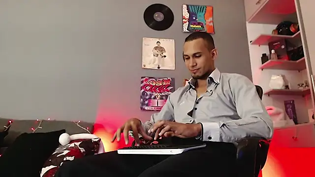 Snapshot of MagnusFrost chatting on December 28, 6:06 am MagnusFrost online show from December 28, 6:06 am