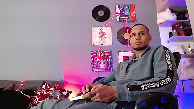 Snapshot of MagnusFrost chatting on December 31, 5:55 am MagnusFrost online show from December 31, 5:55 am