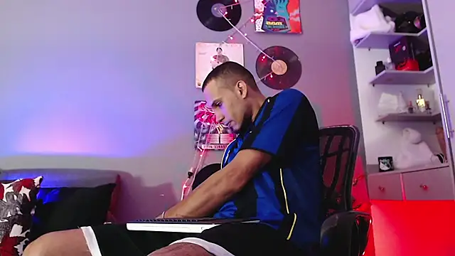 Snapshot of MagnusFrost chatting on January 4, 4:33 am MagnusFrost online show from January 4, 4:33 am