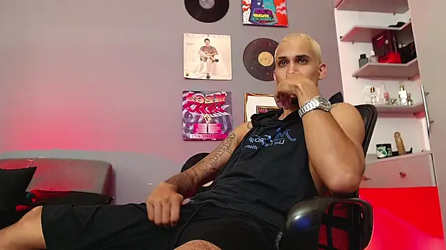 Snapshot of MagnusFrost chatting on January 11, 4:59 am MagnusFrost online show from January 11, 4:59 am