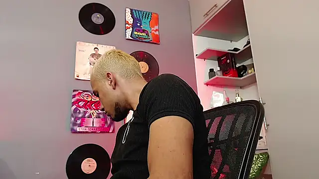 Snapshot of MagnusFrost chatting on January 14, 6:56 am MagnusFrost online show from January 14, 6:56 am