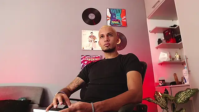 Snapshot of MagnusFrost chatting on January 14, 2:53 pm MagnusFrost online show from January 14, 2:53 pm