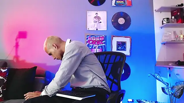 Snapshot of MagnusFrost chatting on January 18, 6:56 am MagnusFrost online show from January 18, 6:56 am