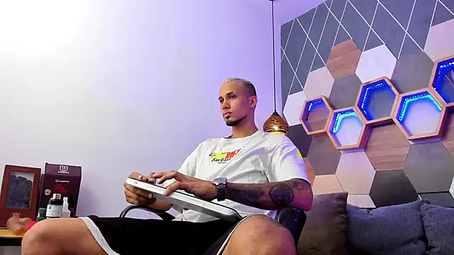 Snapshot of MagnusFrost chatting on January 29, 8:04 pm MagnusFrost online show from January 29, 8:04 pm