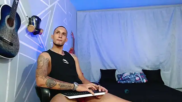 Snapshot of MagnusFrost chatting on February 7, 1:25 am MagnusFrost online show from February 7, 1:25 am