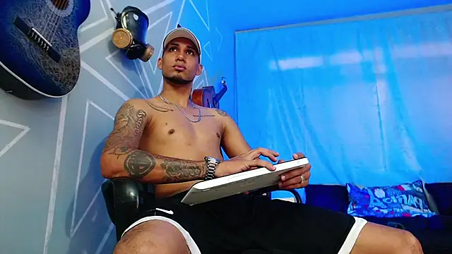 Snapshot of MagnusFrost chatting on February 8, 7:38 pm MagnusFrost online show from February 8, 7:38 pm