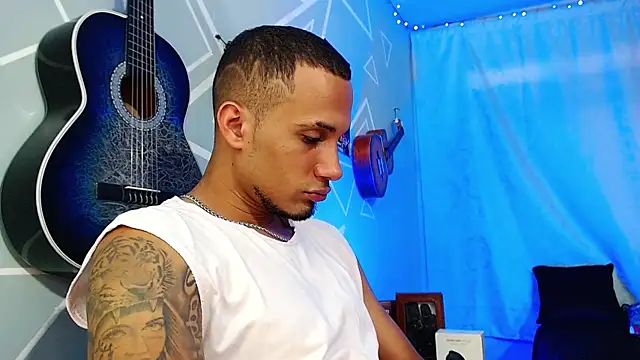 Snapshot of MagnusFrost chatting on February 19, 7:59 pm MagnusFrost online show from February 19, 7:59 pm