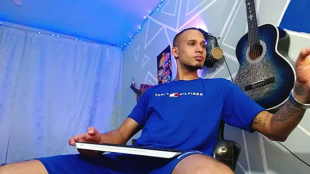 Snapshot of MagnusFrost chatting on March 21, 3:55 am MagnusFrost online show from March 21, 3:55 am