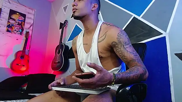 Snapshot of MagnusFrost chatting on September 18, 3:30 am MagnusFrost online show from September 18, 3:30 am