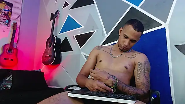 Snapshot of MagnusFrost chatting on September 21, 9:00 am MagnusFrost online show from September 21, 9:00 am