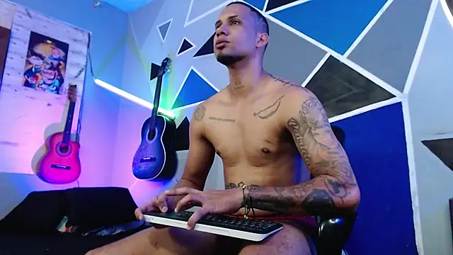 Snapshot of MagnusFrost chatting on October 6, 8:39 pm MagnusFrost online show from October 6, 8:39 pm