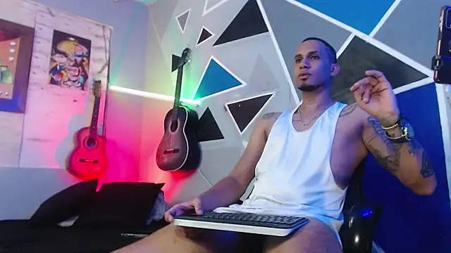 Snapshot of MagnusFrost chatting on October 20, 4:46 am MagnusFrost online show from October 20, 4:46 am