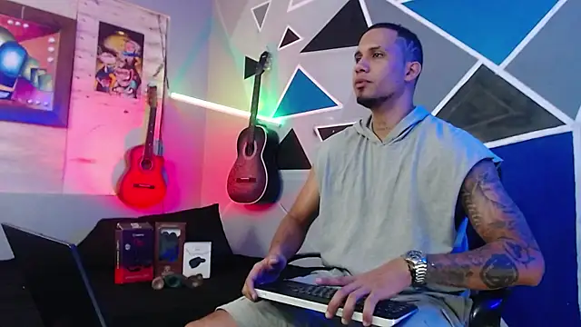 Snapshot of MagnusFrost chatting on October 22, 4:13 am MagnusFrost online show from October 22, 4:13 am