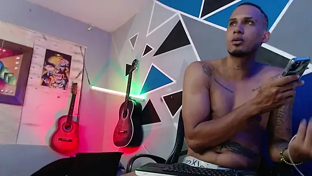 Snapshot of MagnusFrost chatting on October 30, 7:47 pm MagnusFrost online show from October 30, 7:47 pm