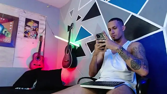 Snapshot of MagnusFrost chatting on November 12, 5:52 am MagnusFrost online show from November 12, 5:52 am