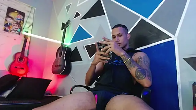 Snapshot of MagnusFrost chatting on November 20, 12:44 am MagnusFrost online show from November 20, 12:44 am